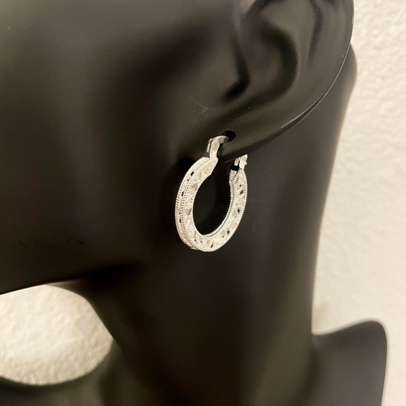 925 Sterling Silver Small Hoop Earrings Elegant Heart Hoop Flower Earrings - Picture 6 of 6